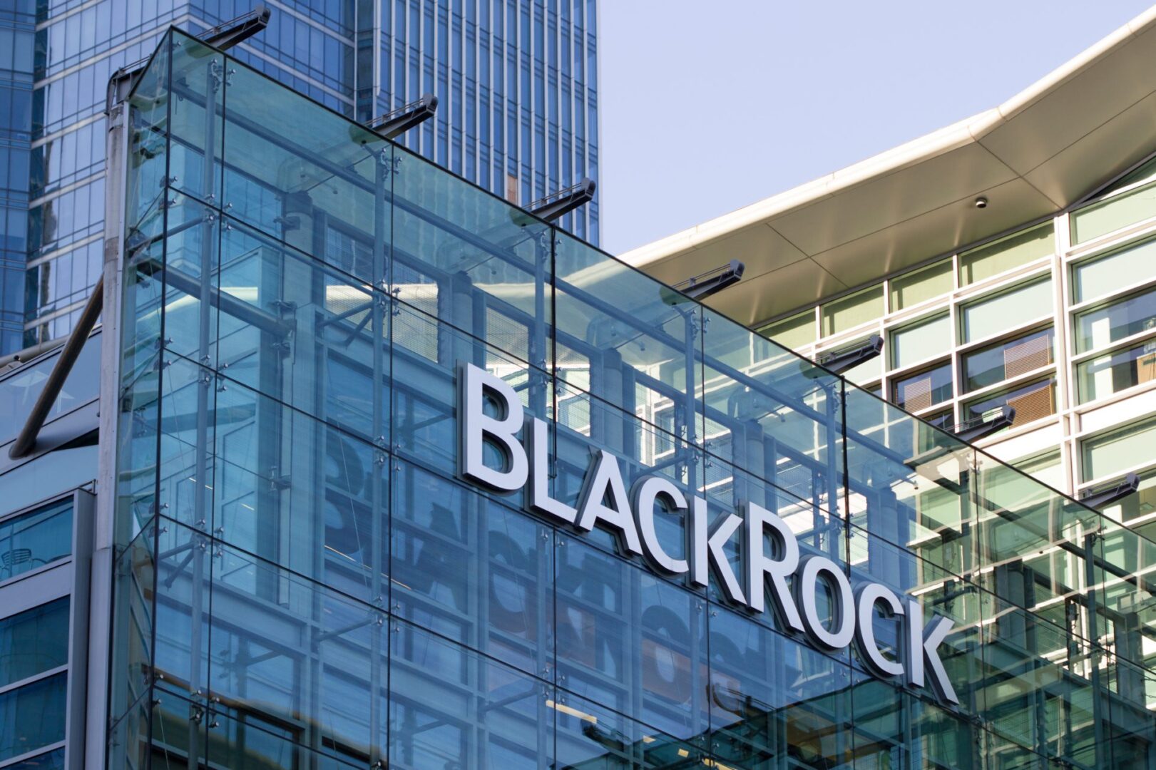 BlackRock derriba barreras: acceso más fácil a su ETF de bitcoin con una drástica reducción del umbral.