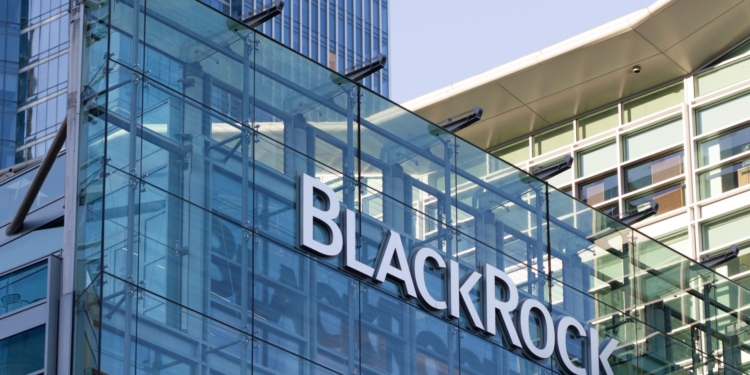 BlackRock derriba barreras: acceso más fácil a su ETF de bitcoin con una drástica reducción del umbral.