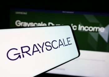 Grayscale desconcierta al mercado al retirar inesperadamente sus solicitudes de tres ETF de criptomonedas.