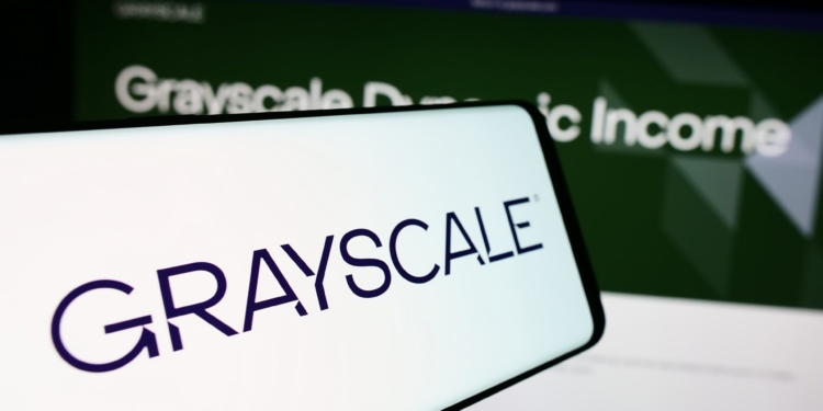 Grayscale desconcierta al mercado al retirar inesperadamente sus solicitudes de tres ETF de criptomonedas.