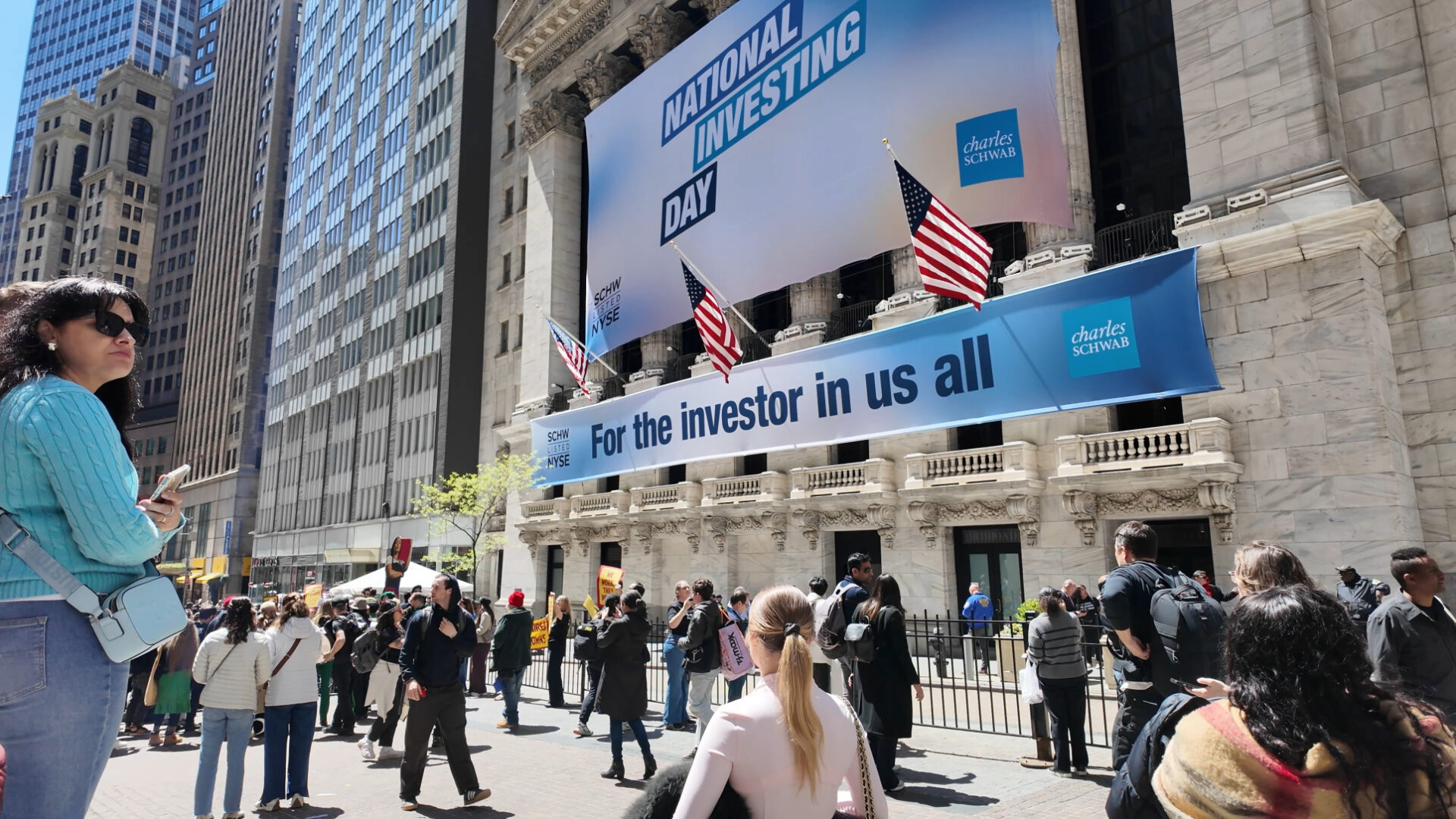 El S&P 500 inicia la semana en su punto más alto: ¿Qué revelarán las actas de la Fed y Walmart?