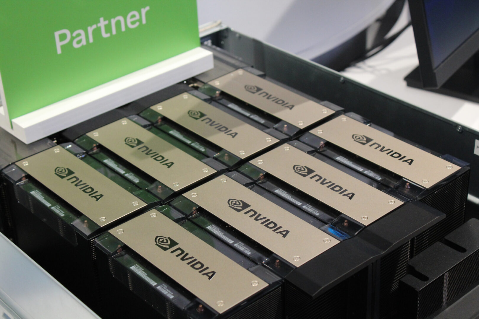China cambia el tono y podría dar luz verde al potente chip H200 de Nvidia