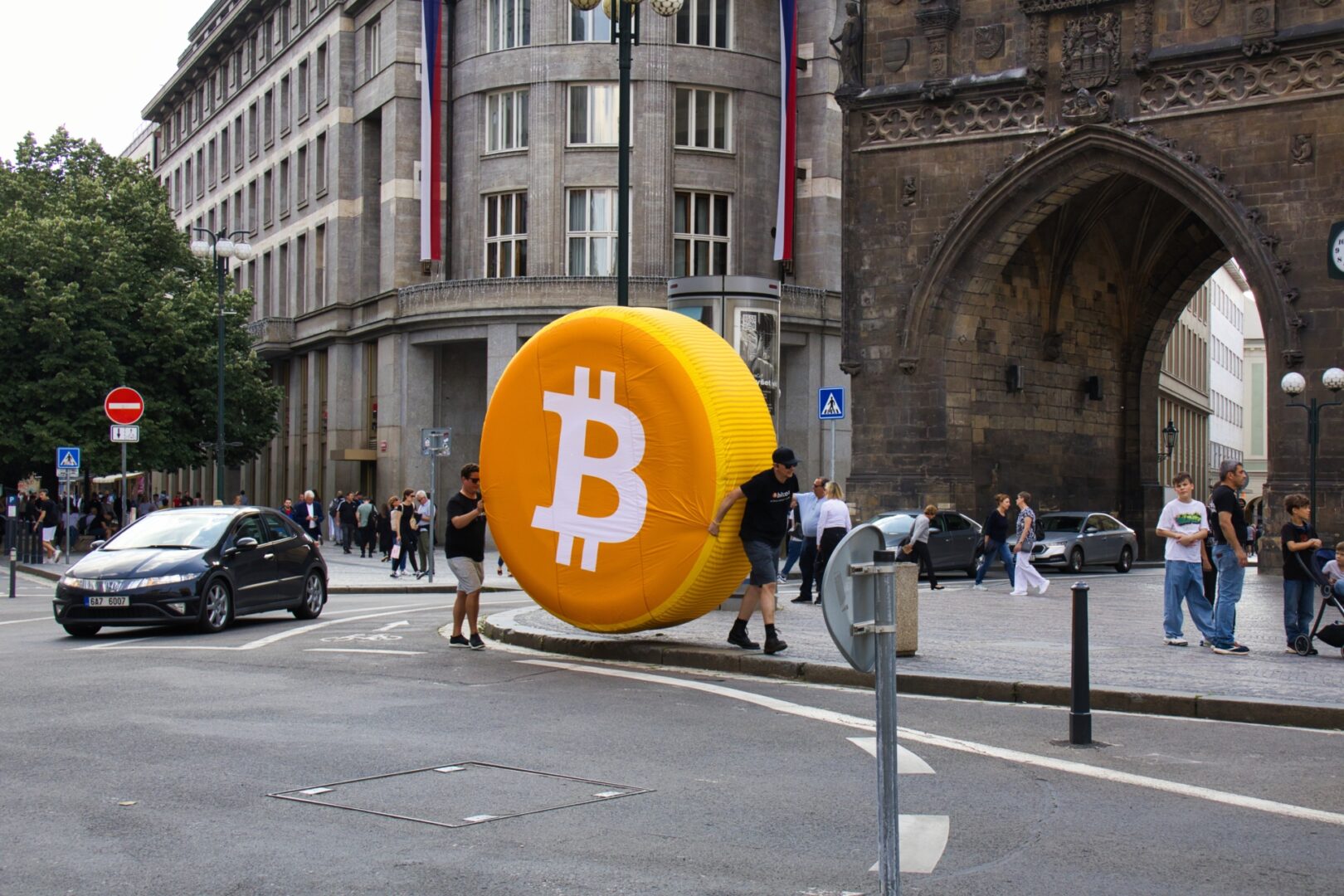 Bitcoin supera una barrera decisiva y pone la mira en los 76.000 dólares