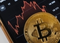 Bitcoin entra en zona de capitulación: ¿la caída anuncia una oportunidad de compra?