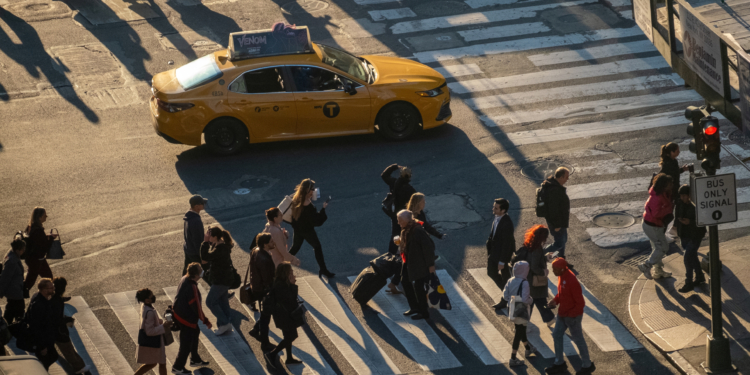 La hucha de los estadounidenses se vacía: el ahorro toca mínimos históricos y enciende las alarmas económicas