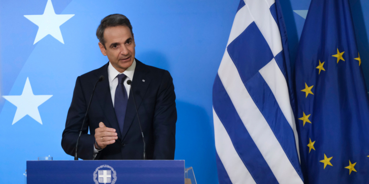 Grecia acelera el pago de su deuda con 13.000 millones extra mientras Italia se encamina al primer puesto de Europa
