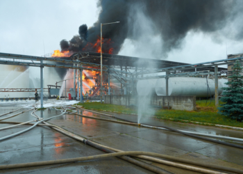 Ucrania redobla sus ataques a las refinerías y lleva la gasolina rusa al límite de la escasez