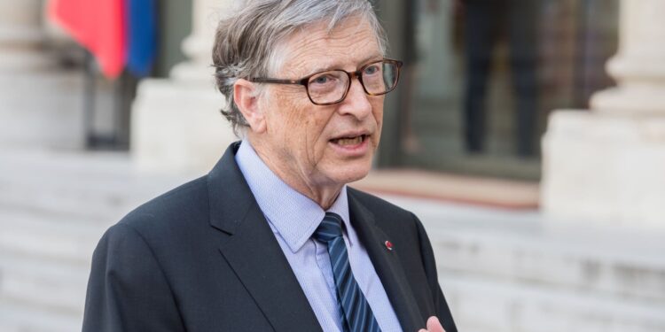 Bill Gates propone reservar hasta el 40% de los empleos para humanos