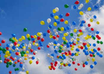 La guerra con Irán dispara el precio del helio y amenaza los globos