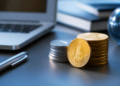 Peirce pide menos datos KYC ante las nuevas reglas de stablecoins