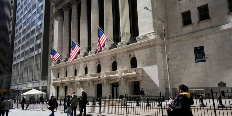 Dow Jones y Nasdaq caen con el Brent cerca de los 95 dólares