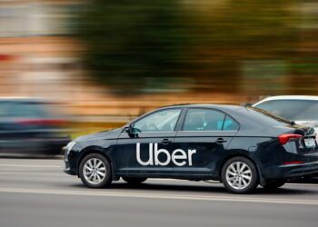 Uber elimina 3.300 empleos y prevé destinar 10.000 millones a robotaxis
