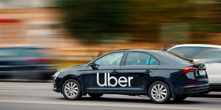 Uber elimina 3.300 empleos y prevé destinar 10.000 millones a robotaxis