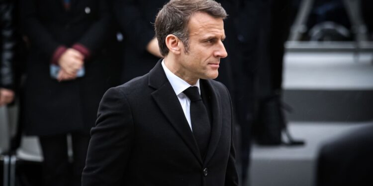 Macron visita ASML para impulsar la autonomía europea en chips e IA