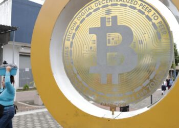 Bukele niega transferir reservas de bitcoin tras desprenderse de Chivo