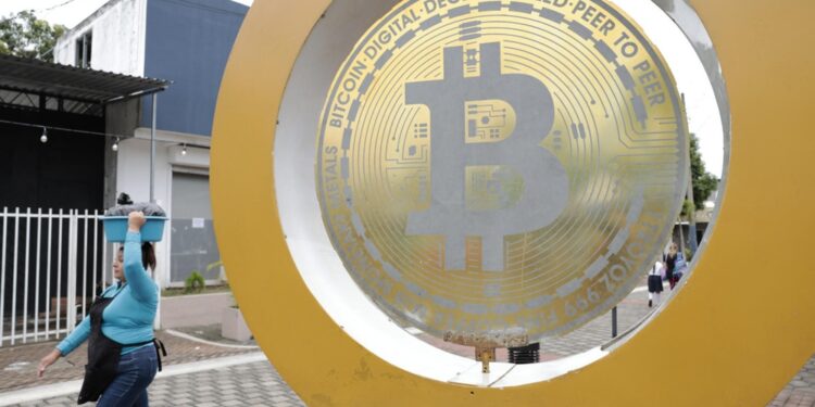 Bukele niega transferir reservas de bitcoin tras desprenderse de Chivo