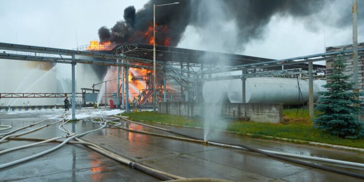 Ucrania vuelve a atacar refinerías rusas en Perm y Tartaristán