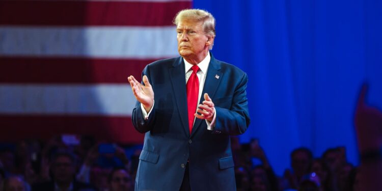 Trump promete 5.000 dólares si los republicanos ganan en noviembre