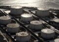 Brent sube a 105 dólares y producción saudí cae a mínimos desde 1990