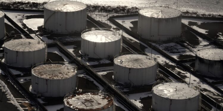 Brent sube a 105 dólares y producción saudí cae a mínimos desde 1990
