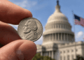 Peter Schiff recomienda monedas de cinco centavos frente a bonos