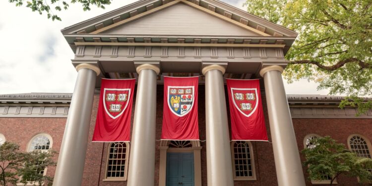 Harvard tiene 2.200 millones de dólares invertidos en SpaceX 1 Harvard tiene 2.200 millones de dólares invertidos en SpaceX