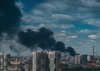 Ucrania ataca refinerías rusas y Rusia golpea la energía de Odesa