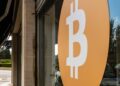 EE. UU. vende Bitcoin tras el revés de CLARITY; el mundo acumula