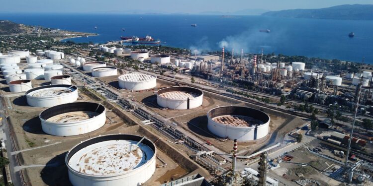El Brent cae por tercer día mientras Arabia Saudí alivia al mercado