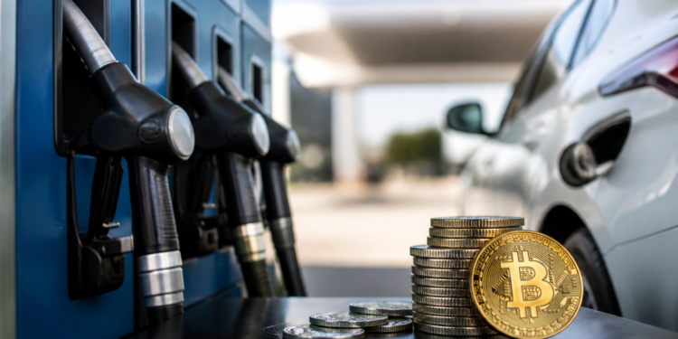 Récord de gasolina y diésel en la UE; BCE prevé pico en octubre