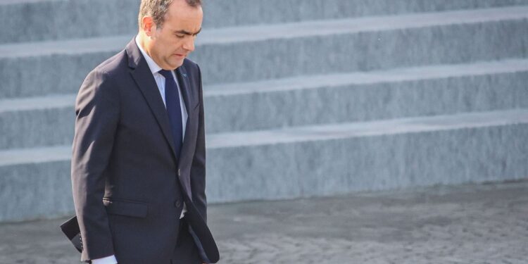 Francia busca recortar 54.000 millones ante el aumento de su deuda