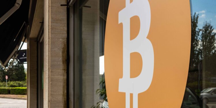 EE. UU. vende Bitcoin tras el revés de CLARITY; el exterior compra