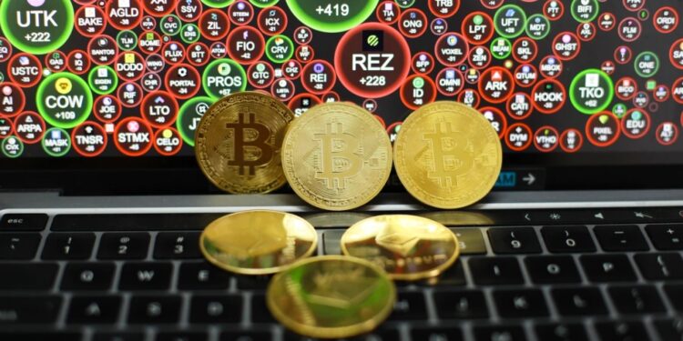 Bitcoin baja a 84.000 dólares el 26 de septiembre y las altcoins suben
