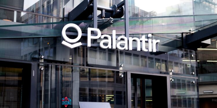 Palantir supera a Oracle en bolsa pese a ingresar diez veces menos
