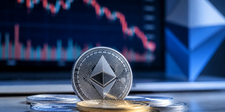 ETH cae un 1,98% el 13 de octubre mientras persiste la presión técnica