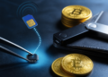 Un chip espía extraía palabras secretas de wallets Ledger por eSIM