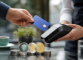 Tarjetas de stablecoins en auge: ¿quién gana al pagar?