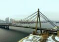 El puente Pivnichnyi de Kiev, cerrado tras un ataque ruso con drones