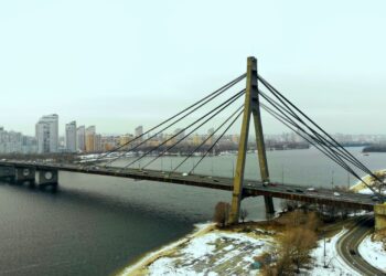 El puente Pivnichnyi de Kiev, cerrado tras un ataque ruso con drones