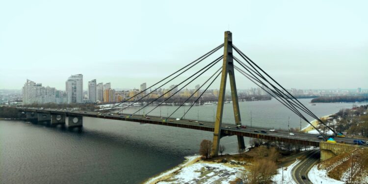 El puente Pivnichnyi de Kiev, cerrado tras un ataque ruso con drones 1 El puente Pivnichnyi de Kiev, cerrado tras un ataque ruso con drones