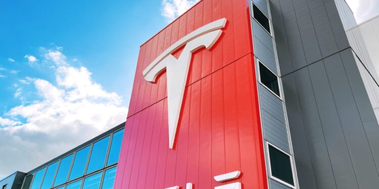 StoneX fija en 475 dólares el precio objetivo de Tesla a 12 meses