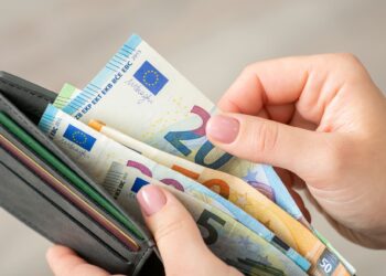 La deuda francesa lleva al euro a mínimos de 17 meses