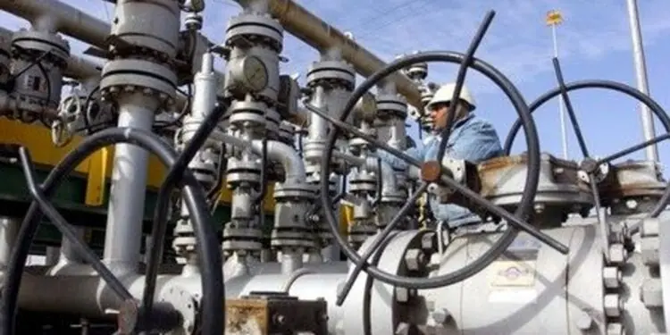 El bitcoin cae más de un 2,5% ante la subida del petróleo