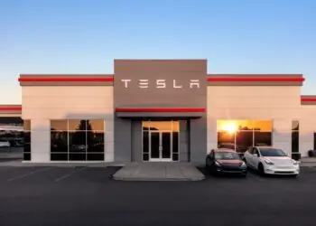 Tesla cede a Alemania y rebautiza FSD para autorizarlo en la UE
