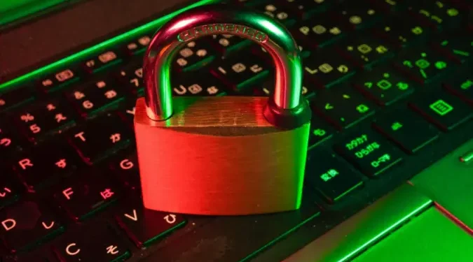 Hoskinson cuestiona la privacidad de Ethereum y propone Midnight