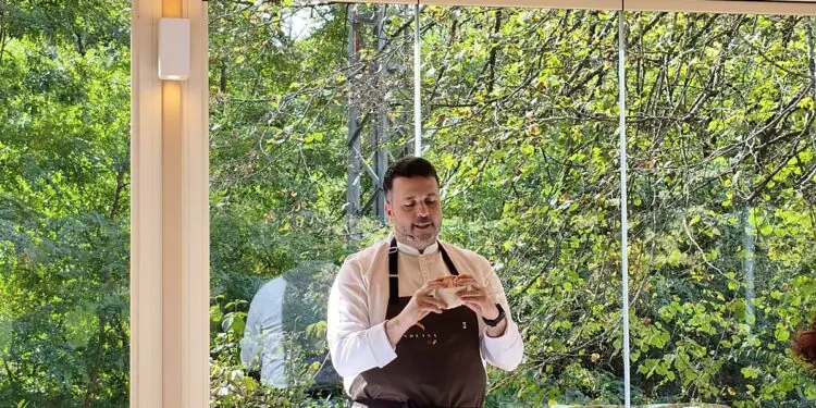 Nacho Solana reivindica los orígenes al elaborar unos callos desde cero