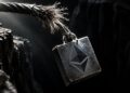 Ether baja de 2.300 dólares y cae casi el doble que Bitcoin