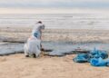 Emiratos Árabes Unidos cierra más playas por vertido petrolero