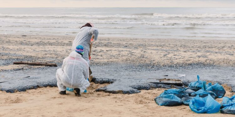 Emiratos Árabes Unidos cierra más playas por vertido petrolero