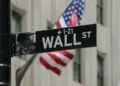 Tesla y AMD avanzan con fuerza en Wall Street y el oro repunta